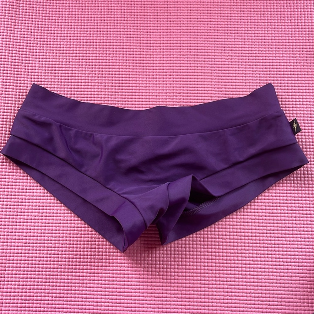 Cleo the Hurricane scrunch butt pole shorts